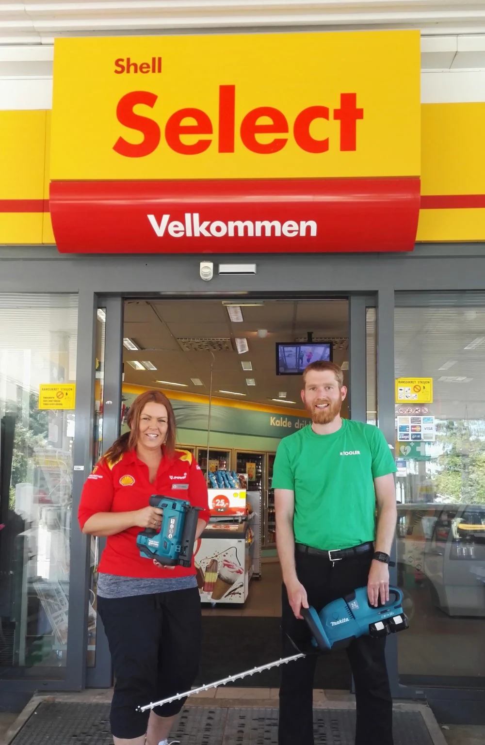 Shell worker and customer in front of Shell
