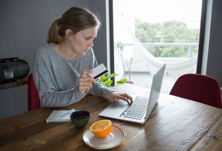 Person making money online